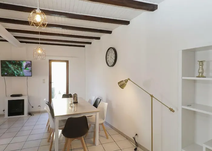 Prázdninový dům Maison Centre Jacuzzi Jardin Et Climatisation *