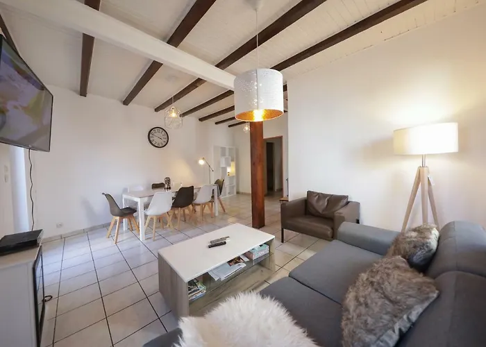 Prázdninový dům Maison Centre Jacuzzi Jardin Et Climatisation *